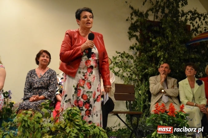 Zdjęcie w galerii na portalu naszraciborz.pl: Bukiety z kwiatów, wierszy, piosenek i życzeń dla Mamy i Taty - program rozrywkowy z okazji Dnia Matki i Ojca na zamku wiadomości z regionu