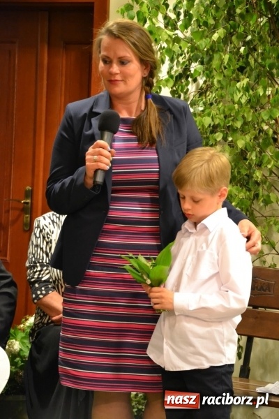 Zdjęcie w galerii na portalu naszraciborz.pl: Bukiety z kwiatów, wierszy, piosenek i życzeń dla Mamy i Taty - program rozrywkowy z okazji Dnia Matki i Ojca na zamku wiadomości z regionu