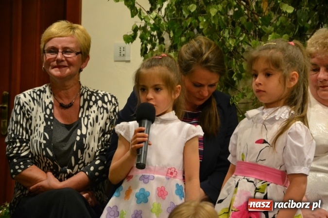 Zdjęcie w galerii na portalu naszraciborz.pl: Bukiety z kwiatów, wierszy, piosenek i życzeń dla Mamy i Taty - program rozrywkowy z okazji Dnia Matki i Ojca na zamku wiadomości z regionu