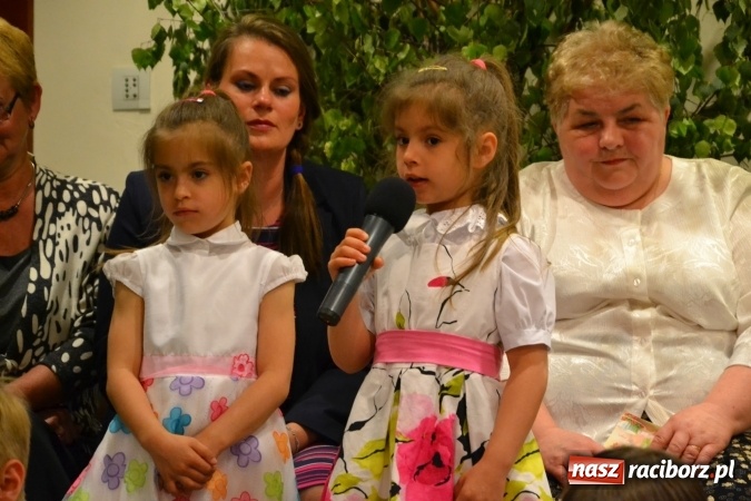 Zdjęcie w galerii na portalu naszraciborz.pl: Bukiety z kwiatów, wierszy, piosenek i życzeń dla Mamy i Taty - program rozrywkowy z okazji Dnia Matki i Ojca na zamku wiadomości z regionu