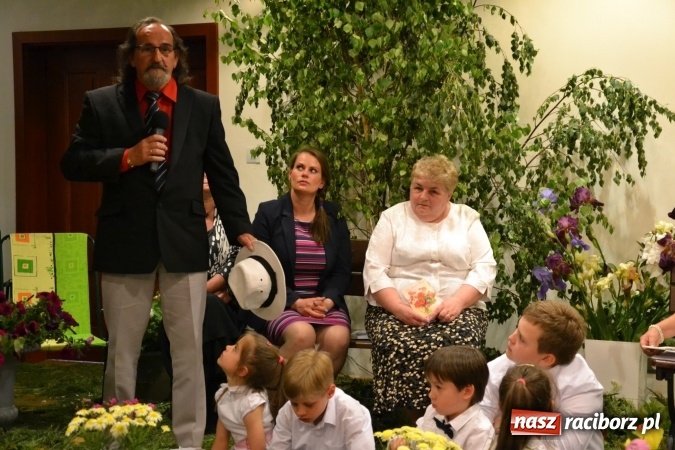 Zdjęcie w galerii na portalu naszraciborz.pl: Bukiety z kwiatów, wierszy, piosenek i życzeń dla Mamy i Taty - program rozrywkowy z okazji Dnia Matki i Ojca na zamku wiadomości z regionu