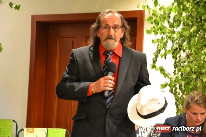 Zdjęcie w galerii na portalu naszraciborz.pl: Bukiety z kwiatów, wierszy, piosenek i życzeń dla Mamy i Taty - program rozrywkowy z okazji Dnia Matki i Ojca na zamku wiadomości z regionu