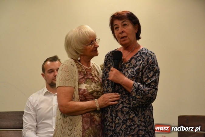 Zdjęcie w galerii na portalu naszraciborz.pl: Bukiety z kwiatów, wierszy, piosenek i życzeń dla Mamy i Taty - program rozrywkowy z okazji Dnia Matki i Ojca na zamku wiadomości z regionu