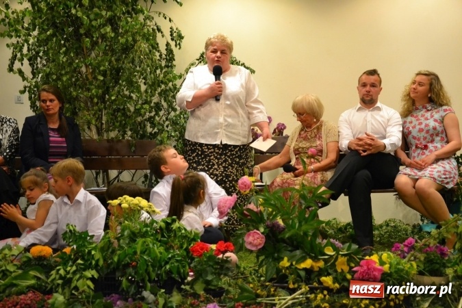 Zdjęcie w galerii na portalu naszraciborz.pl: Bukiety z kwiatów, wierszy, piosenek i życzeń dla Mamy i Taty - program rozrywkowy z okazji Dnia Matki i Ojca na zamku wiadomości z regionu