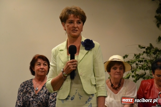 Zdjęcie w galerii na portalu naszraciborz.pl: Bukiety z kwiatów, wierszy, piosenek i życzeń dla Mamy i Taty - program rozrywkowy z okazji Dnia Matki i Ojca na zamku wiadomości z regionu