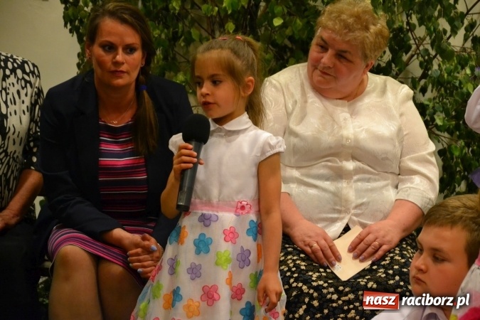 Zdjęcie w galerii na portalu naszraciborz.pl: Bukiety z kwiatów, wierszy, piosenek i życzeń dla Mamy i Taty - program rozrywkowy z okazji Dnia Matki i Ojca na zamku wiadomości z regionu