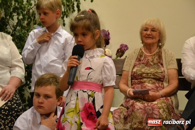 Zdjęcie w galerii na portalu naszraciborz.pl: Bukiety z kwiatów, wierszy, piosenek i życzeń dla Mamy i Taty - program rozrywkowy z okazji Dnia Matki i Ojca na zamku wiadomości z regionu