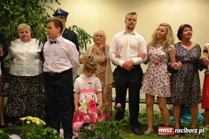 Zdjęcie w galerii na portalu naszraciborz.pl: Bukiety z kwiatów, wierszy, piosenek i życzeń dla Mamy i Taty - program rozrywkowy z okazji Dnia Matki i Ojca na zamku wiadomości z regionu