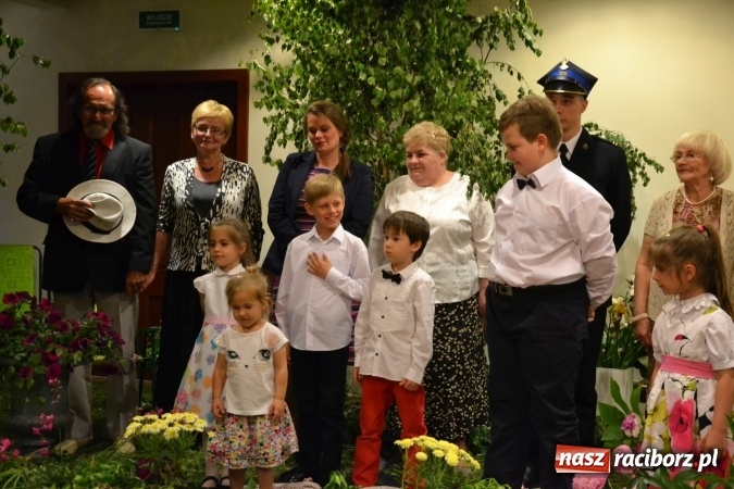 Zdjęcie w galerii na portalu naszraciborz.pl: Bukiety z kwiatów, wierszy, piosenek i życzeń dla Mamy i Taty - program rozrywkowy z okazji Dnia Matki i Ojca na zamku wiadomości z regionu