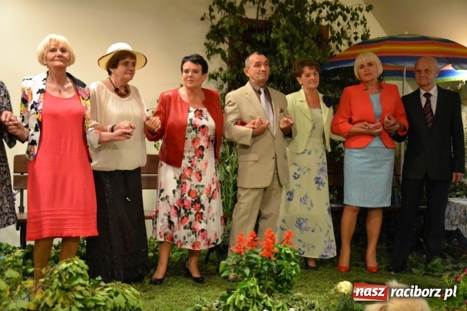 Zdjęcie w galerii na portalu naszraciborz.pl: Bukiety z kwiatów, wierszy, piosenek i życzeń dla Mamy i Taty - program rozrywkowy z okazji Dnia Matki i Ojca na zamku wiadomości z regionu