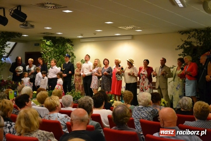 Zdjęcie w galerii na portalu naszraciborz.pl: Bukiety z kwiatów, wierszy, piosenek i życzeń dla Mamy i Taty - program rozrywkowy z okazji Dnia Matki i Ojca na zamku wiadomości z regionu