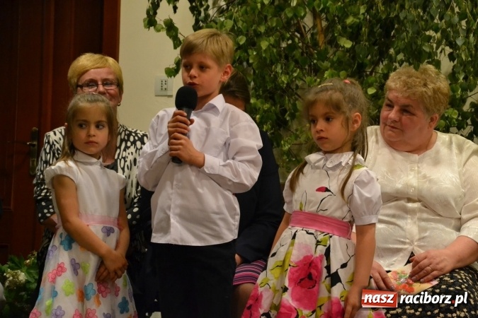 Zdjęcie w galerii na portalu naszraciborz.pl: Bukiety z kwiatów, wierszy, piosenek i życzeń dla Mamy i Taty - program rozrywkowy z okazji Dnia Matki i Ojca na zamku wiadomości z regionu