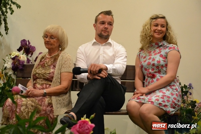 Zdjęcie w galerii na portalu naszraciborz.pl: Bukiety z kwiatów, wierszy, piosenek i życzeń dla Mamy i Taty - program rozrywkowy z okazji Dnia Matki i Ojca na zamku wiadomości z regionu