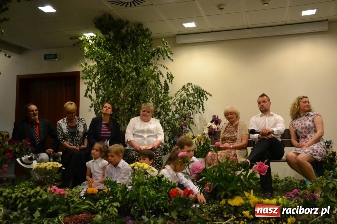 Zdjęcie w galerii na portalu naszraciborz.pl: Bukiety z kwiatów, wierszy, piosenek i życzeń dla Mamy i Taty - program rozrywkowy z okazji Dnia Matki i Ojca na zamku wiadomości z regionu