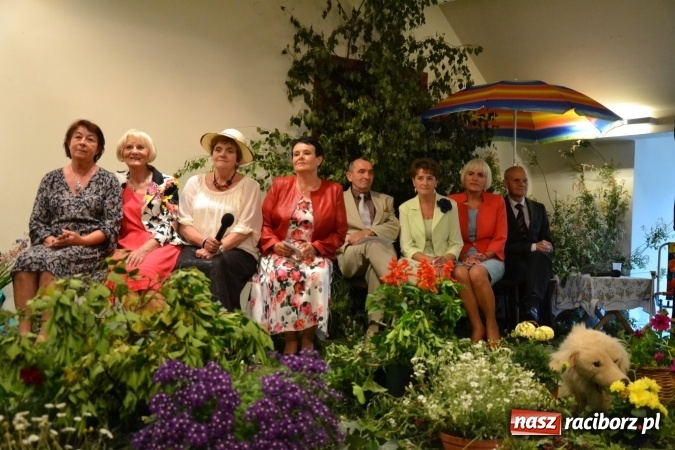 Zdjęcie w galerii na portalu naszraciborz.pl: Bukiety z kwiatów, wierszy, piosenek i życzeń dla Mamy i Taty - program rozrywkowy z okazji Dnia Matki i Ojca na zamku wiadomości z regionu