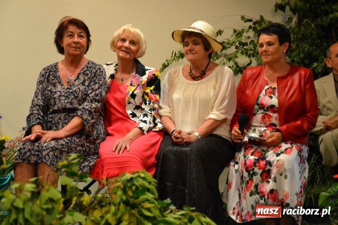 Zdjęcie w galerii na portalu naszraciborz.pl: Bukiety z kwiatów, wierszy, piosenek i życzeń dla Mamy i Taty - program rozrywkowy z okazji Dnia Matki i Ojca na zamku wiadomości z regionu