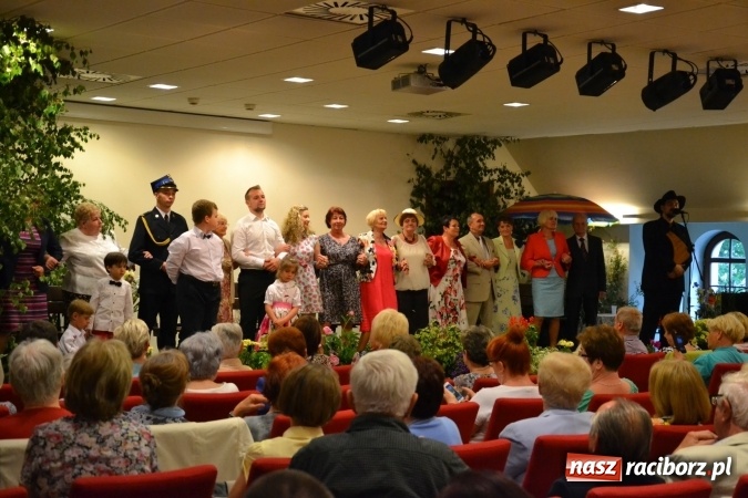 Zdjęcie w galerii na portalu naszraciborz.pl: Bukiety z kwiatów, wierszy, piosenek i życzeń dla Mamy i Taty - program rozrywkowy z okazji Dnia Matki i Ojca na zamku wiadomości z regionu