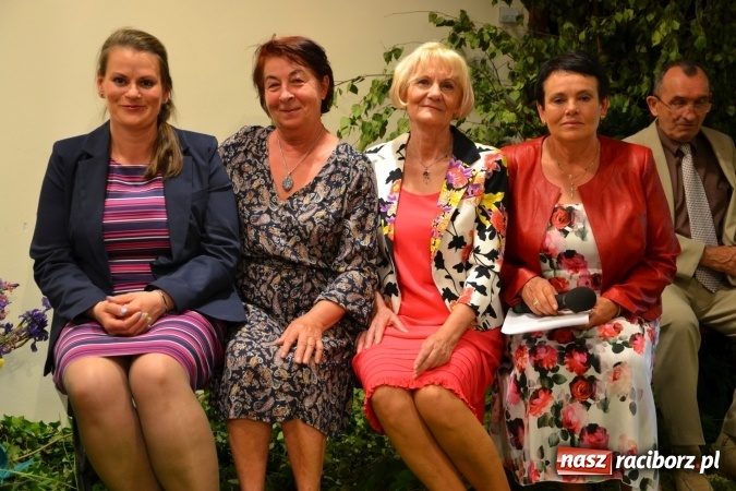 Zdjęcie w galerii na portalu naszraciborz.pl: Bukiety z kwiatów, wierszy, piosenek i życzeń dla Mamy i Taty - program rozrywkowy z okazji Dnia Matki i Ojca na zamku wiadomości z regionu