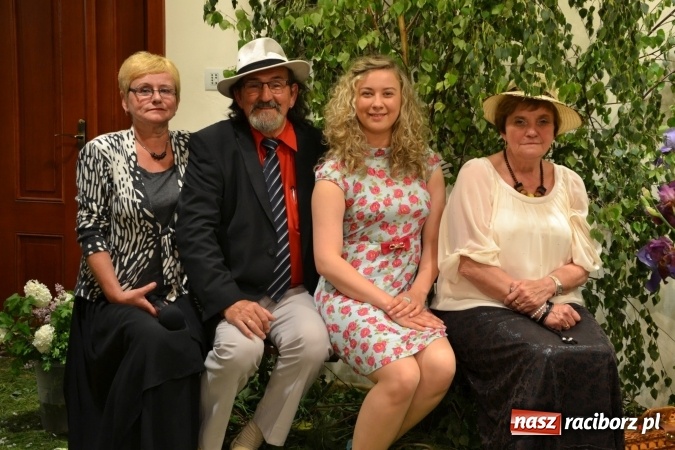 Zdjęcie w galerii na portalu naszraciborz.pl: Bukiety z kwiatów, wierszy, piosenek i życzeń dla Mamy i Taty - program rozrywkowy z okazji Dnia Matki i Ojca na zamku wiadomości z regionu