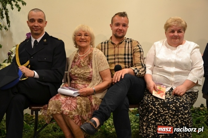 Zdjęcie w galerii na portalu naszraciborz.pl: Bukiety z kwiatów, wierszy, piosenek i życzeń dla Mamy i Taty - program rozrywkowy z okazji Dnia Matki i Ojca na zamku wiadomości z regionu