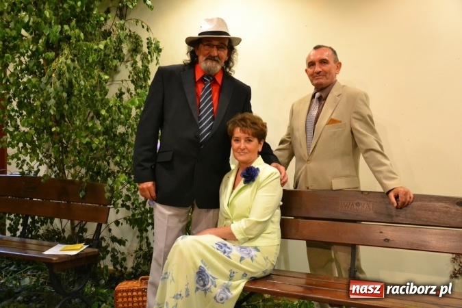 Zdjęcie w galerii na portalu naszraciborz.pl: Bukiety z kwiatów, wierszy, piosenek i życzeń dla Mamy i Taty - program rozrywkowy z okazji Dnia Matki i Ojca na zamku wiadomości z regionu