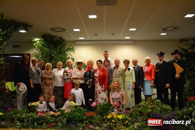 Zdjęcie w galerii na portalu naszraciborz.pl: Bukiety z kwiatów, wierszy, piosenek i życzeń dla Mamy i Taty - program rozrywkowy z okazji Dnia Matki i Ojca na zamku wiadomości z regionu