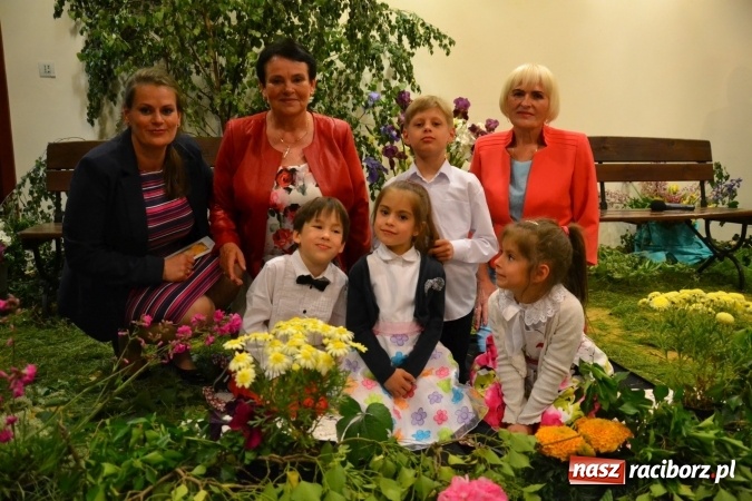 Zdjęcie w galerii na portalu naszraciborz.pl: Bukiety z kwiatów, wierszy, piosenek i życzeń dla Mamy i Taty - program rozrywkowy z okazji Dnia Matki i Ojca na zamku wiadomości z regionu