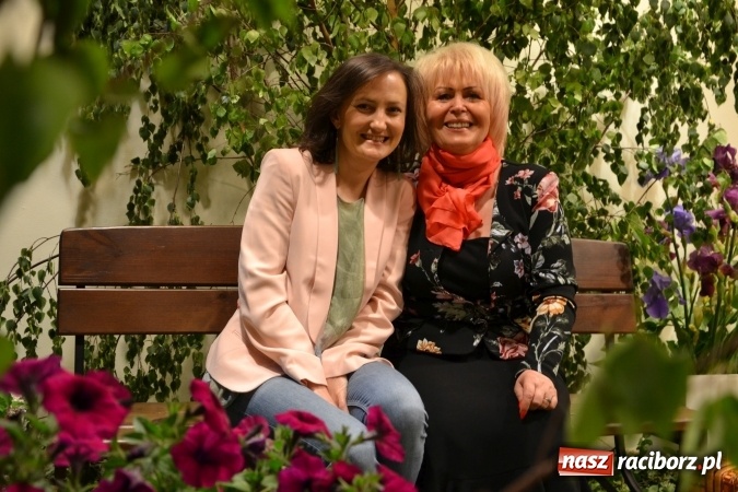 Zdjęcie w galerii na portalu naszraciborz.pl: Bukiety z kwiatów, wierszy, piosenek i życzeń dla Mamy i Taty - program rozrywkowy z okazji Dnia Matki i Ojca na zamku wiadomości z regionu