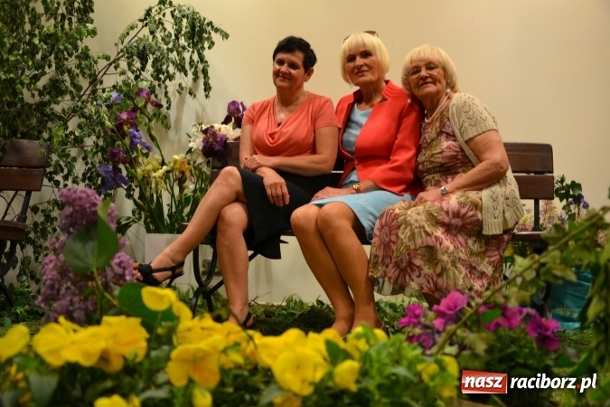 Zdjęcie w galerii na portalu naszraciborz.pl: Bukiety z kwiatów, wierszy, piosenek i życzeń dla Mamy i Taty - program rozrywkowy z okazji Dnia Matki i Ojca na zamku wiadomości z regionu