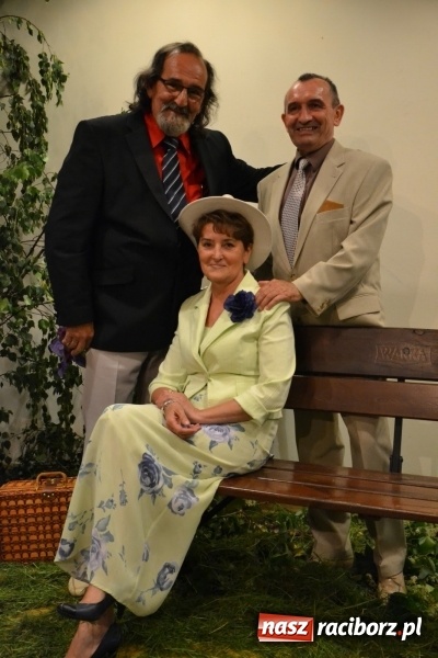 Zdjęcie w galerii na portalu naszraciborz.pl: Bukiety z kwiatów, wierszy, piosenek i życzeń dla Mamy i Taty - program rozrywkowy z okazji Dnia Matki i Ojca na zamku wiadomości z regionu