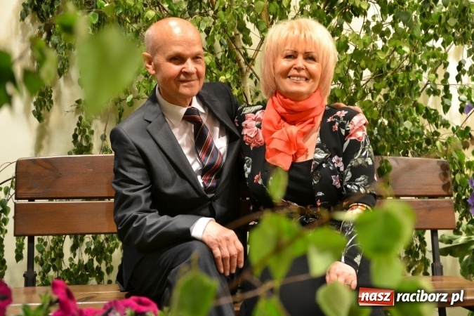 Zdjęcie w galerii na portalu naszraciborz.pl: Bukiety z kwiatów, wierszy, piosenek i życzeń dla Mamy i Taty - program rozrywkowy z okazji Dnia Matki i Ojca na zamku wiadomości z regionu