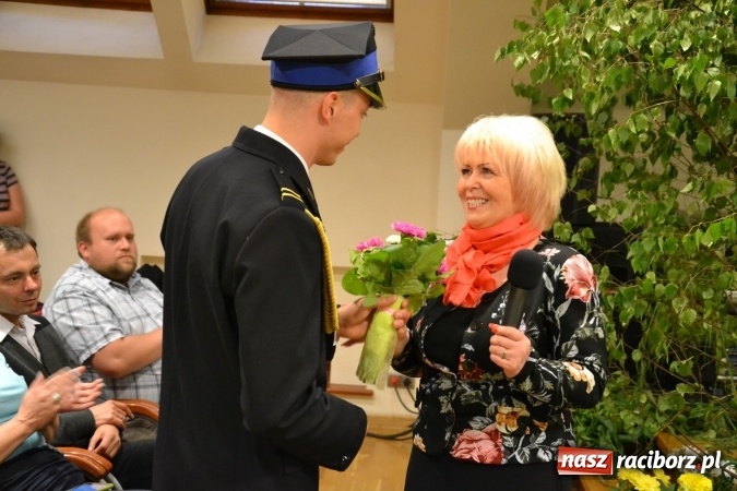 Zdjęcie w galerii na portalu naszraciborz.pl: Bukiety z kwiatów, wierszy, piosenek i życzeń dla Mamy i Taty - program rozrywkowy z okazji Dnia Matki i Ojca na zamku wiadomości z regionu