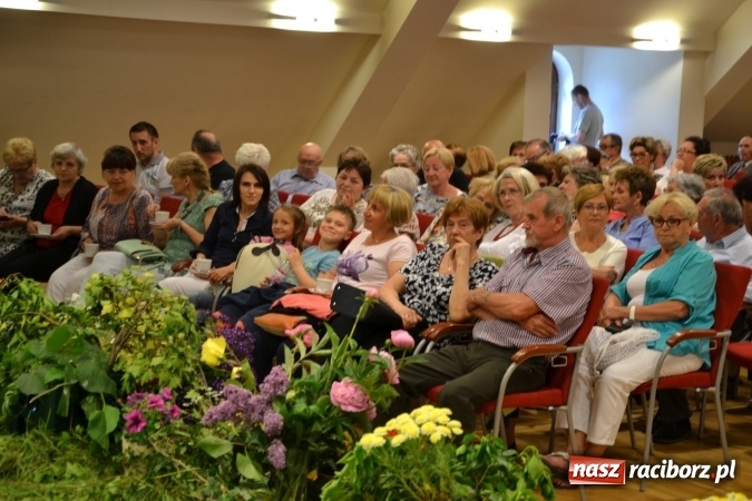 Zdjęcie w galerii na portalu naszraciborz.pl: Bukiety z kwiatów, wierszy, piosenek i życzeń dla Mamy i Taty - program rozrywkowy z okazji Dnia Matki i Ojca na zamku wiadomości z regionu