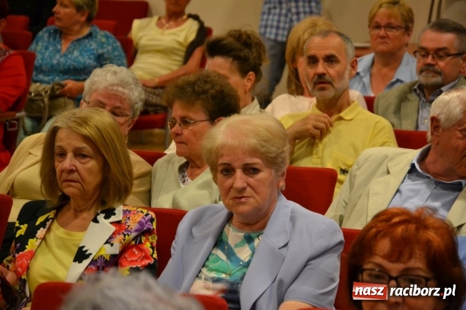 Zdjęcie w galerii na portalu naszraciborz.pl: Bukiety z kwiatów, wierszy, piosenek i życzeń dla Mamy i Taty - program rozrywkowy z okazji Dnia Matki i Ojca na zamku wiadomości z regionu