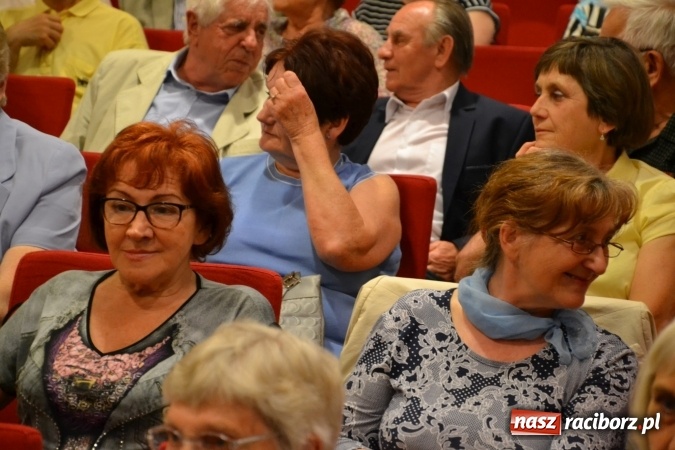 Zdjęcie w galerii na portalu naszraciborz.pl: Bukiety z kwiatów, wierszy, piosenek i życzeń dla Mamy i Taty - program rozrywkowy z okazji Dnia Matki i Ojca na zamku wiadomości z regionu