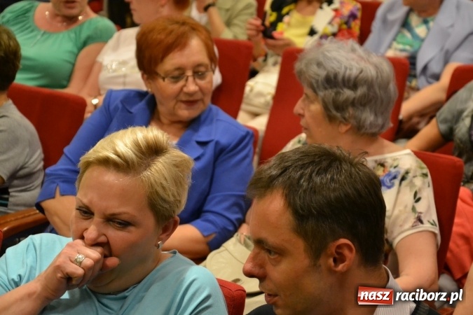 Zdjęcie w galerii na portalu naszraciborz.pl: Bukiety z kwiatów, wierszy, piosenek i życzeń dla Mamy i Taty - program rozrywkowy z okazji Dnia Matki i Ojca na zamku wiadomości z regionu