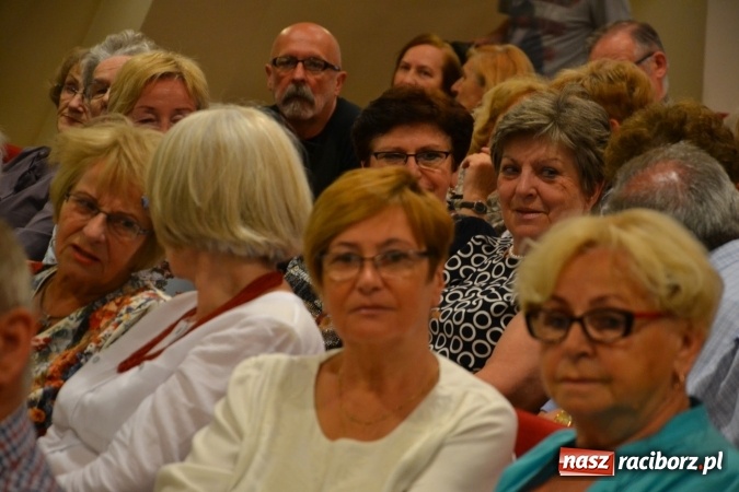 Zdjęcie w galerii na portalu naszraciborz.pl: Bukiety z kwiatów, wierszy, piosenek i życzeń dla Mamy i Taty - program rozrywkowy z okazji Dnia Matki i Ojca na zamku wiadomości z regionu