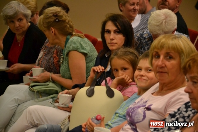 Zdjęcie w galerii na portalu naszraciborz.pl: Bukiety z kwiatów, wierszy, piosenek i życzeń dla Mamy i Taty - program rozrywkowy z okazji Dnia Matki i Ojca na zamku wiadomości z regionu