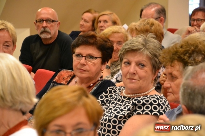 Zdjęcie w galerii na portalu naszraciborz.pl: Bukiety z kwiatów, wierszy, piosenek i życzeń dla Mamy i Taty - program rozrywkowy z okazji Dnia Matki i Ojca na zamku wiadomości z regionu