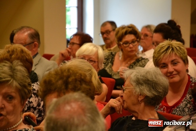 Zdjęcie w galerii na portalu naszraciborz.pl: Bukiety z kwiatów, wierszy, piosenek i życzeń dla Mamy i Taty - program rozrywkowy z okazji Dnia Matki i Ojca na zamku wiadomości z regionu