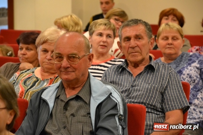 Zdjęcie w galerii na portalu naszraciborz.pl: Bukiety z kwiatów, wierszy, piosenek i życzeń dla Mamy i Taty - program rozrywkowy z okazji Dnia Matki i Ojca na zamku wiadomości z regionu