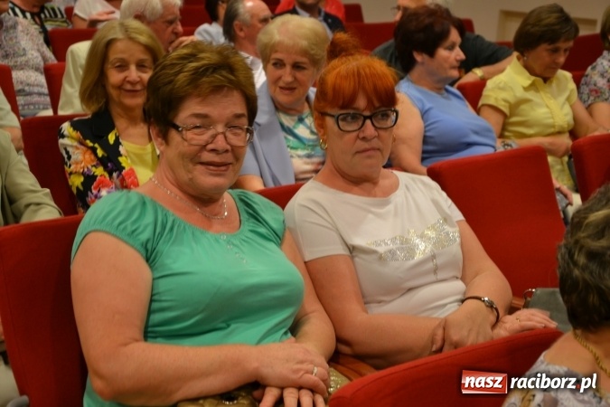 Zdjęcie w galerii na portalu naszraciborz.pl: Bukiety z kwiatów, wierszy, piosenek i życzeń dla Mamy i Taty - program rozrywkowy z okazji Dnia Matki i Ojca na zamku wiadomości z regionu