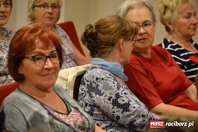 Zdjęcie w galerii na portalu naszraciborz.pl: Bukiety z kwiatów, wierszy, piosenek i życzeń dla Mamy i Taty - program rozrywkowy z okazji Dnia Matki i Ojca na zamku wiadomości z regionu