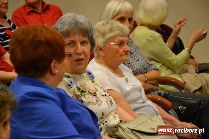 Zdjęcie w galerii na portalu naszraciborz.pl: Bukiety z kwiatów, wierszy, piosenek i życzeń dla Mamy i Taty - program rozrywkowy z okazji Dnia Matki i Ojca na zamku wiadomości z regionu