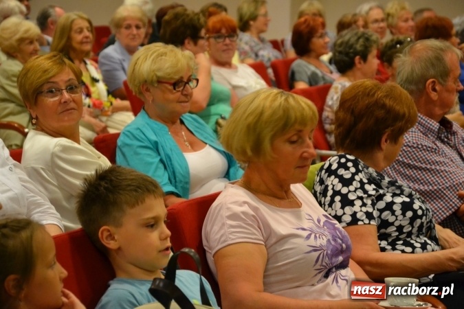 Zdjęcie w galerii na portalu naszraciborz.pl: Bukiety z kwiatów, wierszy, piosenek i życzeń dla Mamy i Taty - program rozrywkowy z okazji Dnia Matki i Ojca na zamku wiadomości z regionu