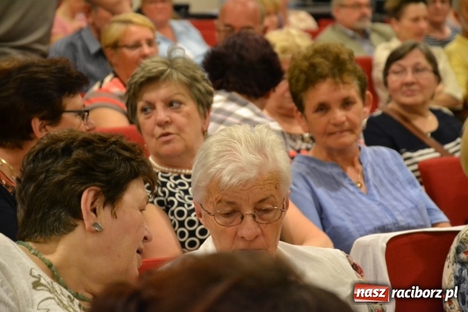 Zdjęcie w galerii na portalu naszraciborz.pl: Bukiety z kwiatów, wierszy, piosenek i życzeń dla Mamy i Taty - program rozrywkowy z okazji Dnia Matki i Ojca na zamku wiadomości z regionu