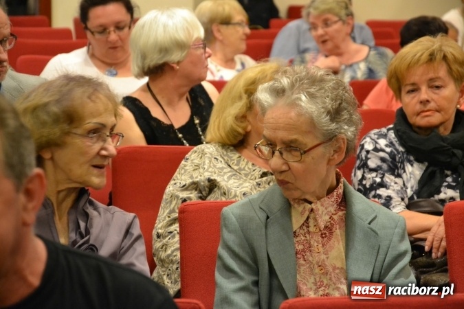 Zdjęcie w galerii na portalu naszraciborz.pl: Bukiety z kwiatów, wierszy, piosenek i życzeń dla Mamy i Taty - program rozrywkowy z okazji Dnia Matki i Ojca na zamku wiadomości z regionu