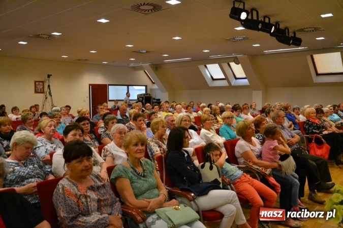 Zdjęcie w galerii na portalu naszraciborz.pl: Bukiety z kwiatów, wierszy, piosenek i życzeń dla Mamy i Taty - program rozrywkowy z okazji Dnia Matki i Ojca na zamku wiadomości z regionu