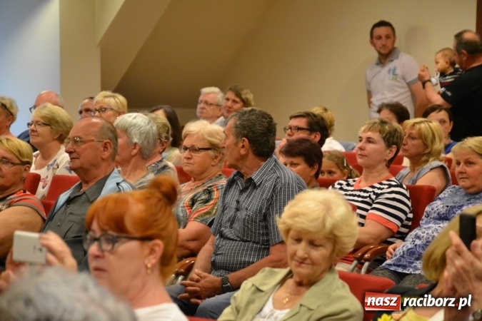 Zdjęcie w galerii na portalu naszraciborz.pl: Bukiety z kwiatów, wierszy, piosenek i życzeń dla Mamy i Taty - program rozrywkowy z okazji Dnia Matki i Ojca na zamku wiadomości z regionu