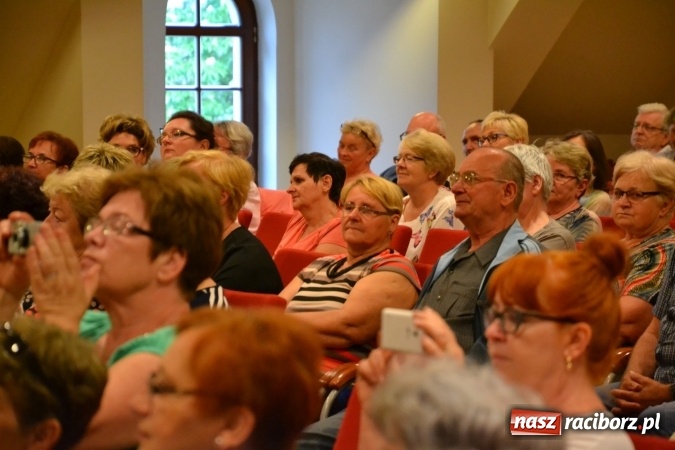 Zdjęcie w galerii na portalu naszraciborz.pl: Bukiety z kwiatów, wierszy, piosenek i życzeń dla Mamy i Taty - program rozrywkowy z okazji Dnia Matki i Ojca na zamku wiadomości z regionu